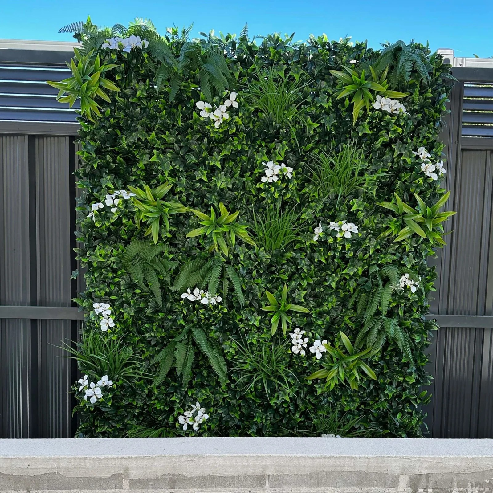 Lifelike Snowy White Artificial Vertical Green Wall UV Resistant 100cm x 100cm Panel used on fence in outdoor space