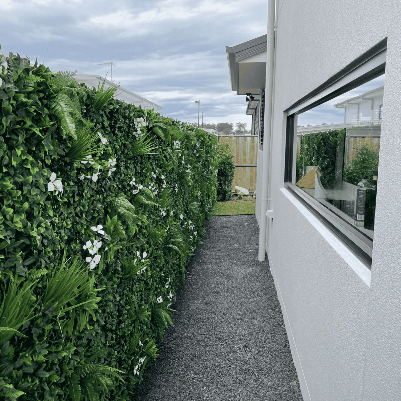 Lifelike Snowy White Artificial Vertical Green Wall UV Resistant 100cm x 100cm Panel used on fence in outdoor space